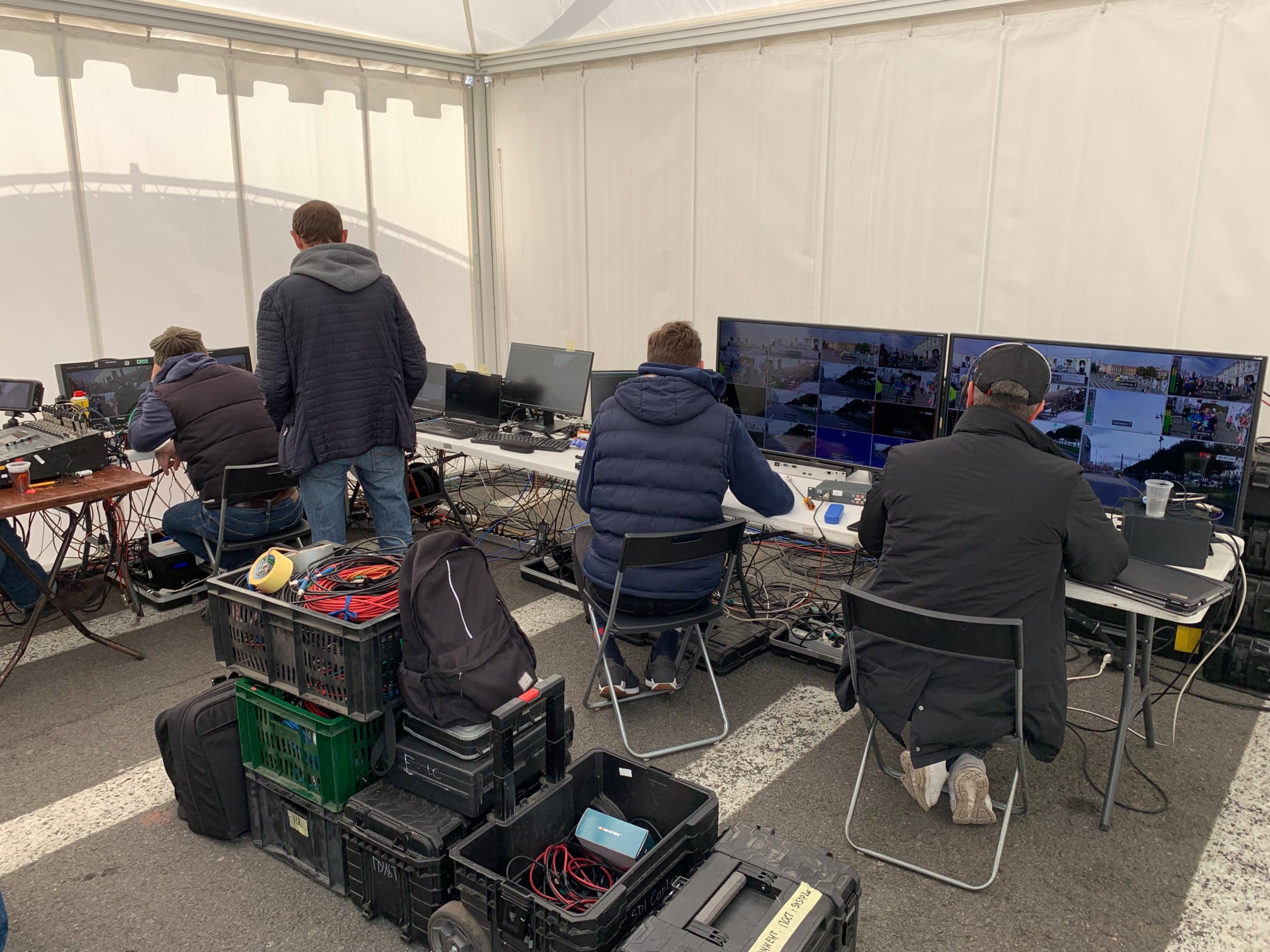 Люди сидят перед экранами мониторов