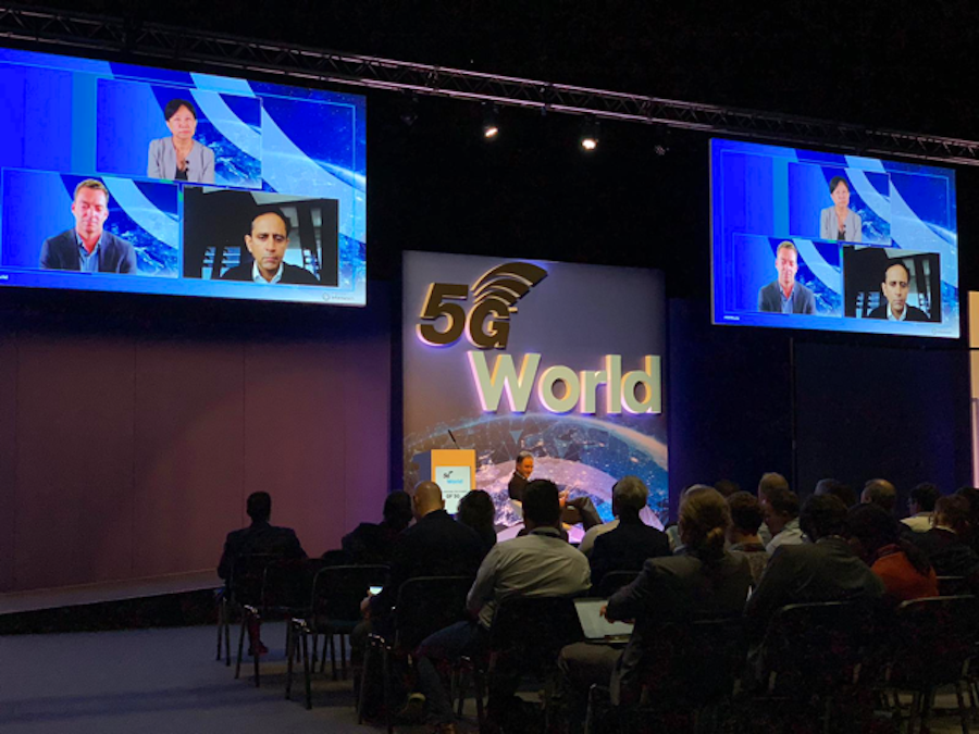 Группа людей в зале смотрит презентацию