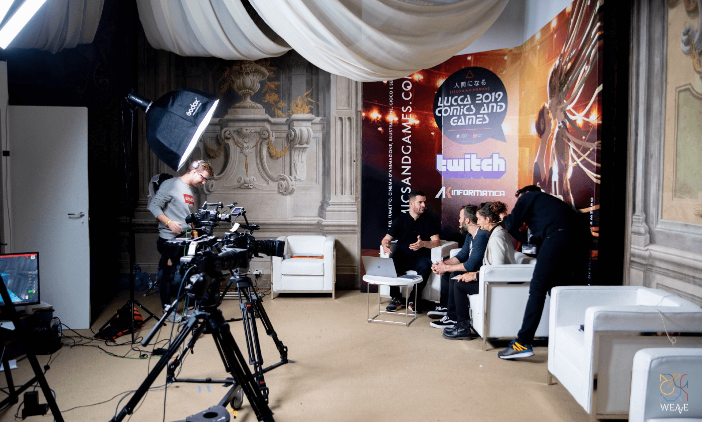 Оператор с видеокамерой в процессе видеозаписи интервью