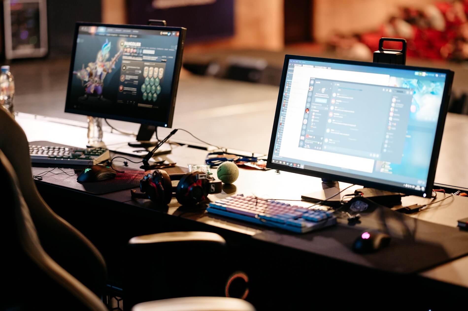 Дисплеи и клавиатуры на столах