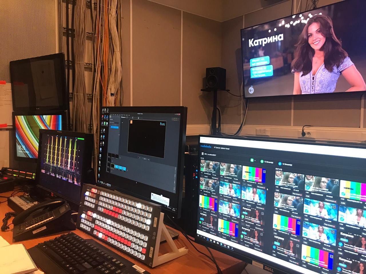 Несколько мониторов и микшеров на столе в студии