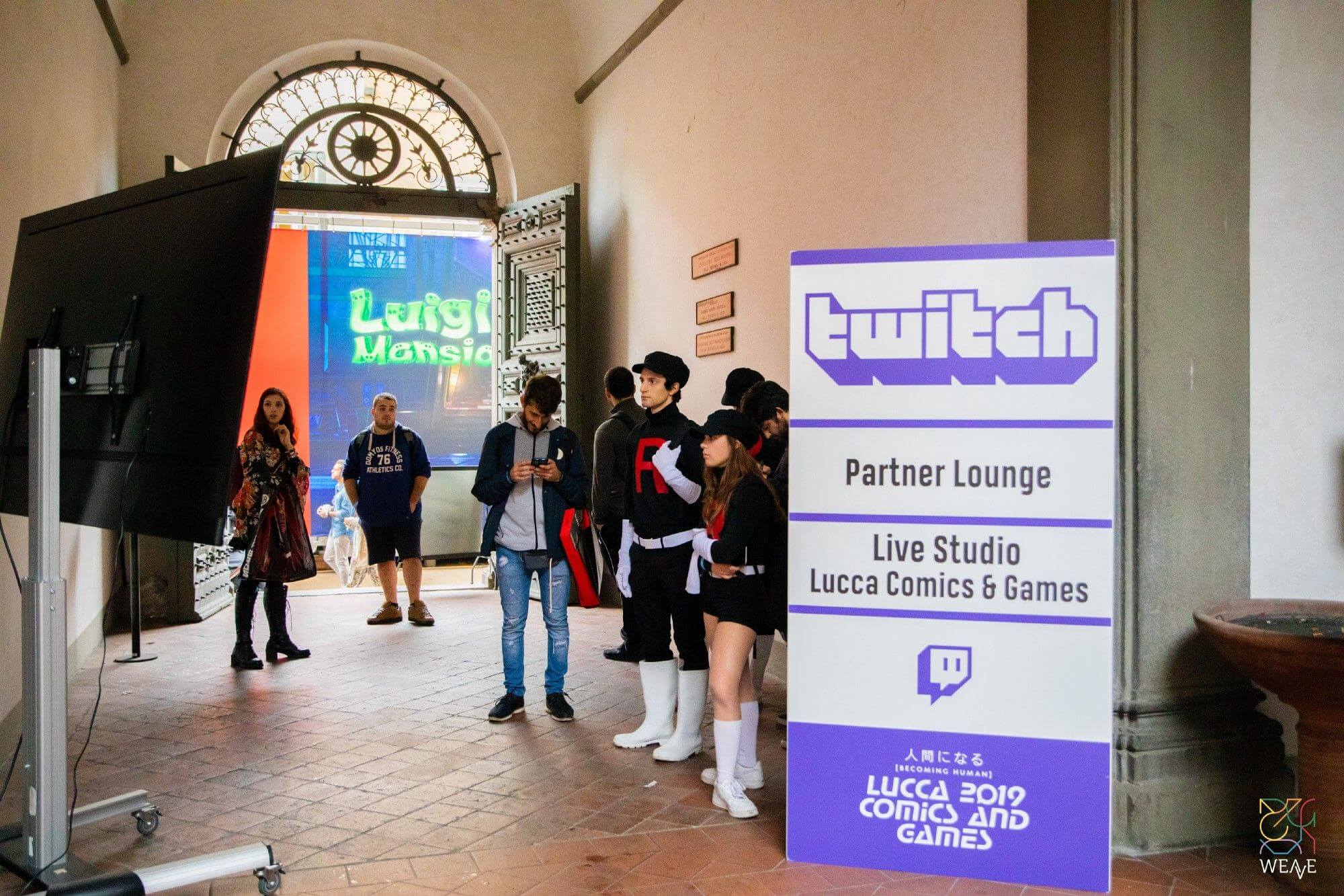 Группа людей стоит в холле здания