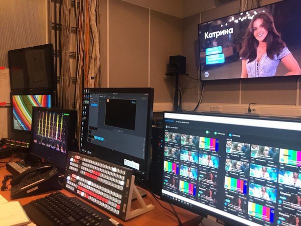 Несколько мониторов и микшеров на столе в студии