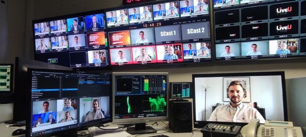 Множество видеоэкранов с изображениями на них