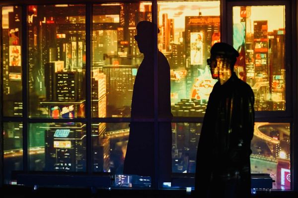 Человек на фоне небоскребов